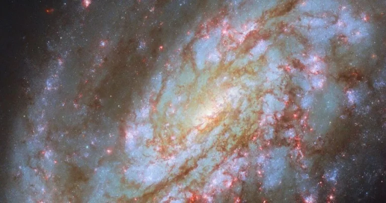 У космосі знайшли галактику з гігантським “хвостом”: Hubble зробив рідкісний знімок