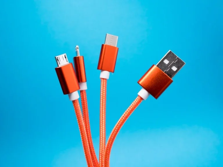 Літери, цифри й блискавка на USB: як за секунду вибрати правильний кабель